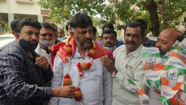 ನೋಡುತ್ತಿರುವ ಜನ ದಡ್ಡರಲ್ಲ!