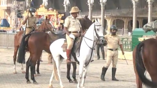 ಗಜಪಡೆಯೊಂದಿಗೆ ಅಶ್ವಾರೋಹಿ ಪಡೆ