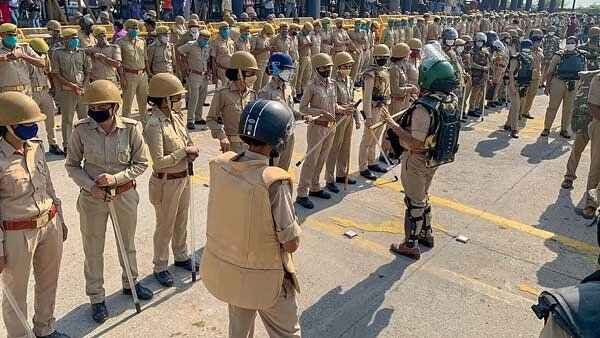 ಹತ್ರಾಸ್ ಸಂತ್ರಸ್ತೆ ಮನೆ ಸುತ್ತ ಖಾಕಿ ಕಣ್ಗಾವಲು 