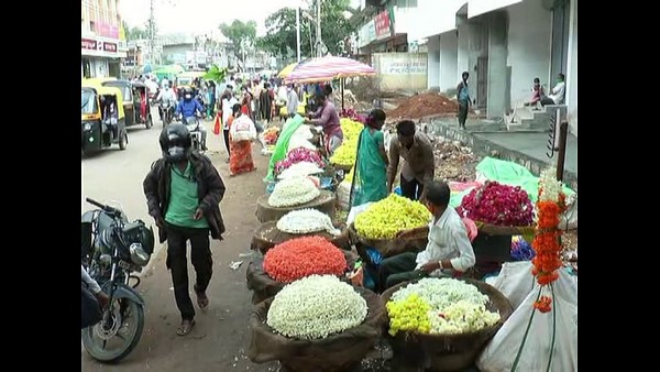 ಅಲಂಕಾರಿಕ ವಸ್ತುಗಳನ್ನು ಖರೀದಿಸಿದರು ಅಲಂಕಾರಿಕ ವಸ್ತುಗಳನ್ನು ಖರೀದಿಸಿದರು