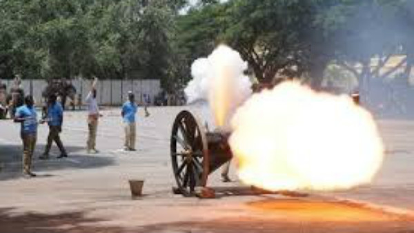 ಫಿರಂಗಿಯಿಂದ 21 ಬಾರಿ ಕುಶಾಲತೋಪು 
