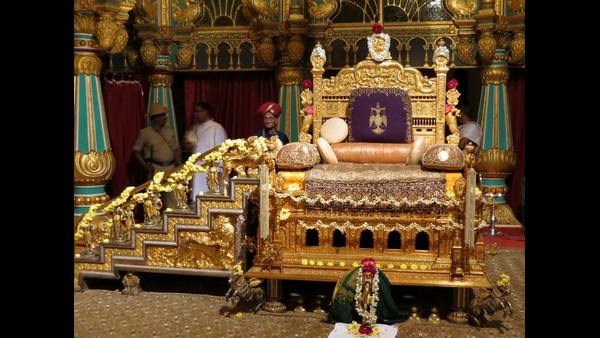 ಸಿಂಹಾಸನಕ್ಕೆ ಕೂರ್ಮರೂಪದ ಆಸನ 