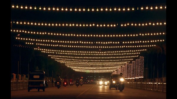  ಝಗಮಗಿಸುತ್ತಿರುವ ವೃತ್ತಗಳು 