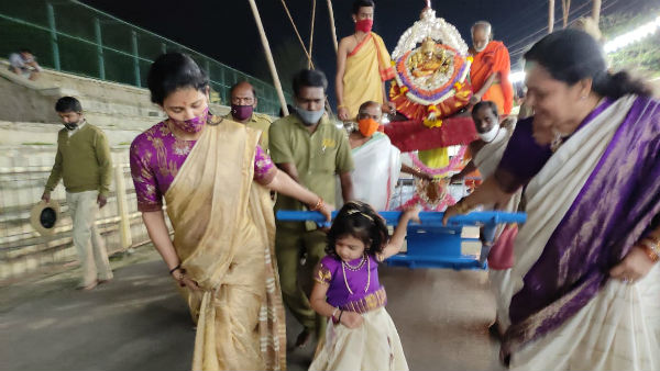 Mysuru: DC Rohini Sindhuri Family Did Special Puja For Chamundeshwari Devi
