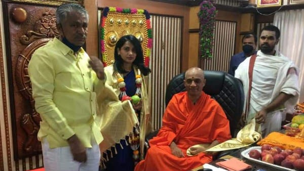  ಆದಿಚುಂಚನಗಿರಿ ಶ್ರೀಗಳನ್ನು ಭೇಟಿಯಾದ ಕುಸುಮಾ 