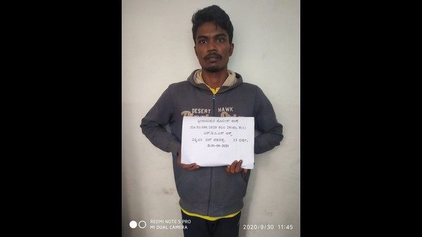 ಡಿಜೆ ಮ್ಯೂಸಿಕ್ ಪ್ಲೇಯರ್ ಪೆಡ್ಲರ್ ಆಗಿದ್ದಾನೆ 