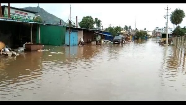 ಕಲಬುರಗಿ, ವಿಜಯಪುರ ಮುಂತಾದ ಕಡೆ ಸುರಿದ ಬೀಭತ್ಸ ಮಳೆ 