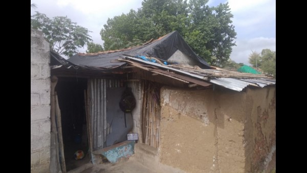 ಅಧಿಕಾರಿಯಿಂದ ಮನೆ ಕಟ್ಟಿಸುವ ವಾಗ್ದಾನ ಅಧಿಕಾರಿಯಿಂದ ಮನೆ ಕಟ್ಟಿಸುವ ವಾಗ್ದಾನ