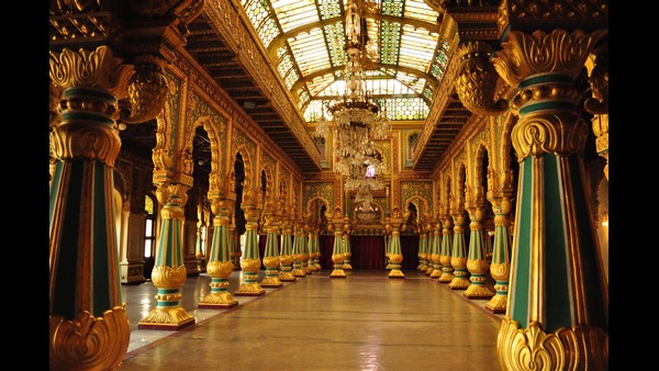 ಅರಮನೆ ಅಂಗಳದ ಸುತ್ತ ನಿರ್ಮಾಣ 