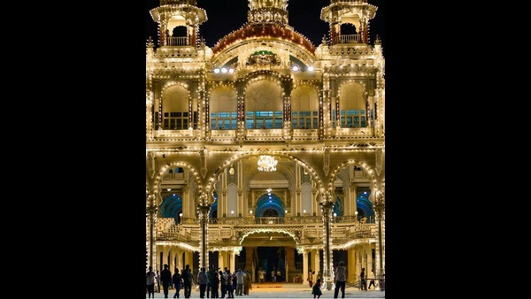  ಅರಮನೆಯ ವಿದ್ಯುತ್ ದೀಪಗಳ ದುರಸ್ತಿ 