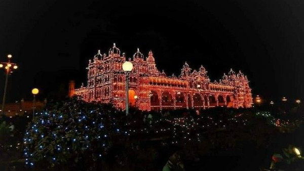 ವಿದ್ಯುತ್ ದೀಪಾಲಂಕಾರದ ಬಳಿ ಸೆಲ್ಫಿ