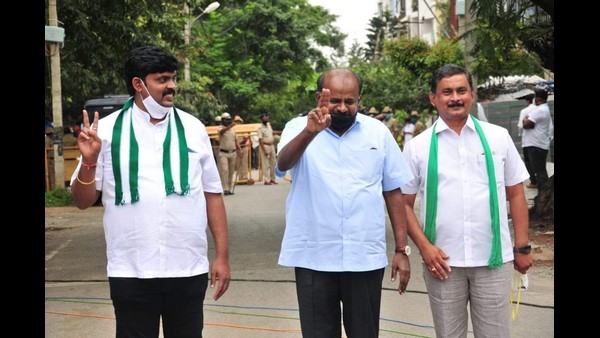 ಅಬ್ಬರದ ಪ್ರಚಾರವಿಲ್ಲ, ಮತದಾರರ ಮನೆಗೆ ಕಾರ್ಯಕರ್ತರು!