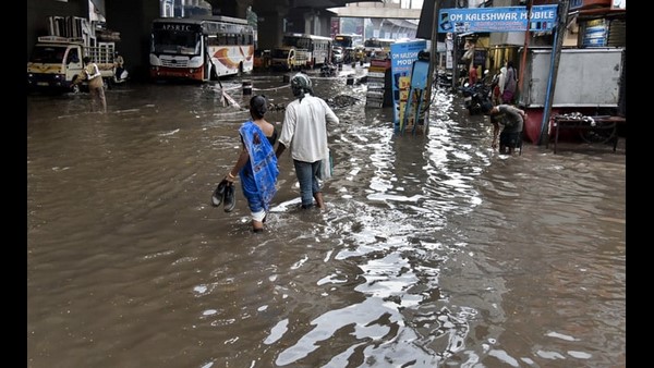 ಗ್ರಾಮದಲ್ಲಿ 8 ಅಡಿಗೂ ಅಧಿಕ ನೀರು