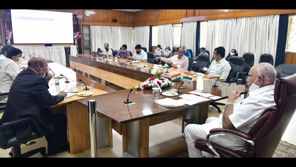 ಯಡಿಯೂರಪ್ಪ ಅವರು ವಿಮಾನ ನಿಲ್ದಾಣದಲ್ಲಿ ಅಧಿಕಾರಿಗಳ ಸಭೆ ಯಡಿಯೂರಪ್ಪ ಅವರು ವಿಮಾನ ನಿಲ್ದಾಣದಲ್ಲಿ ಅಧಿಕಾರಿಗಳ ಸಭೆ