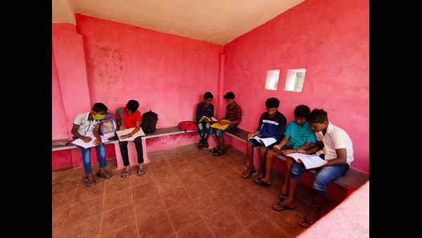  ಬಸ್ ನಿಲ್ದಾಣದಲ್ಲೇ ಕಲಿಕೆ