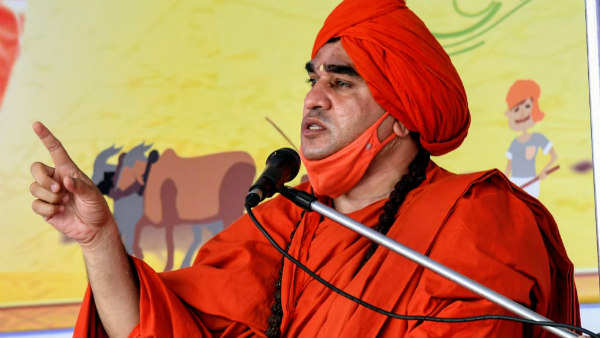 ಚೆನ್ನಮ್ಮ ಪ್ರತಿಮೆಗೆ ಸ್ವಾಮೀಜಿ ಗೌರವಾರ್ಪಣೆ