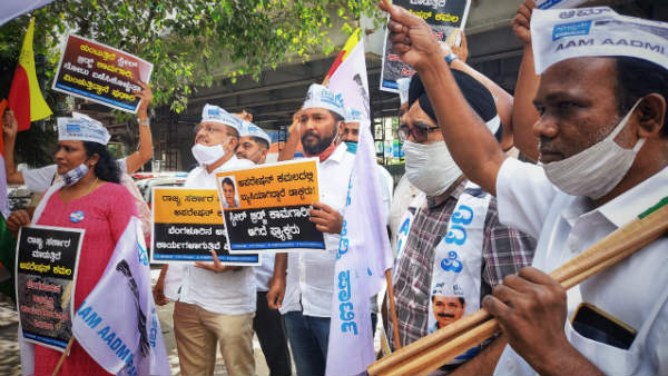 AAP protest demand steel flyover on Shivanand Circle completion