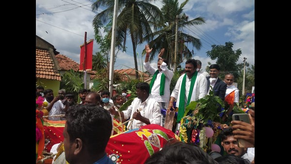 ಧಾನ್ಯದ ರಾಶಿಗೆ ಪೂಜೆ ಧಾನ್ಯದ ರಾಶಿಗೆ ಪೂಜೆ