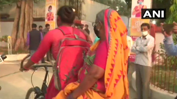 Girl Arrived At Voting Center In Patna With Her Grandmother On Cycle To Cast Vote