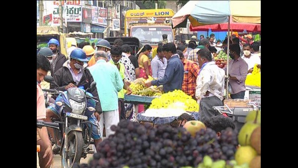 ಮನೆಯ ಮುಂದೆ ಕಟ್ಟಿ ಬೆಳಕಿನ ಮೆರುಗು