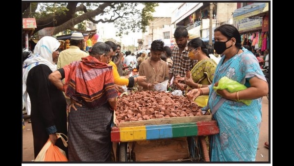 ಕುಂಬಾರನ ಕುಶಲತೆಯಲ್ಲಿ ಮೂಡಿದ ಹಣತೆ