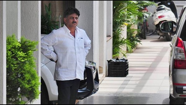 ಡಿ.ಕೆ.ಶಿವಕುಮಾರ್ ಅವರ ಬಂಧನವಾಗಿ ಜೈಲು ಪಾಲಾದರು 