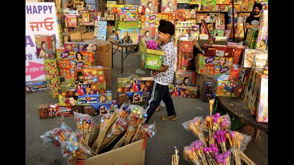 ಟ್ರೇಡ್ ಮಾರ್ಕ್ ಇರುವ ಪಟಾಕಿ ಮಾತ್ರ ಮಾರಾಟ ಟ್ರೇಡ್ ಮಾರ್ಕ್ ಇರುವ ಪಟಾಕಿ ಮಾತ್ರ ಮಾರಾಟ