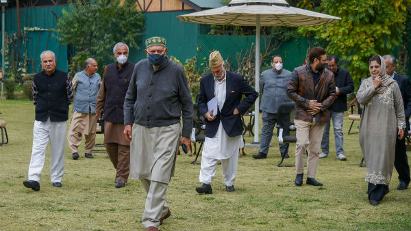 ಕಾರ್ಯ ನಿರ್ವಹಣಾ ತಂಡದಲ್ಲಿ ಐವರು ಸದಸ್ಯರು ಕಾರ್ಯ ನಿರ್ವಹಣಾ ತಂಡದಲ್ಲಿ ಐವರು ಸದಸ್ಯರು