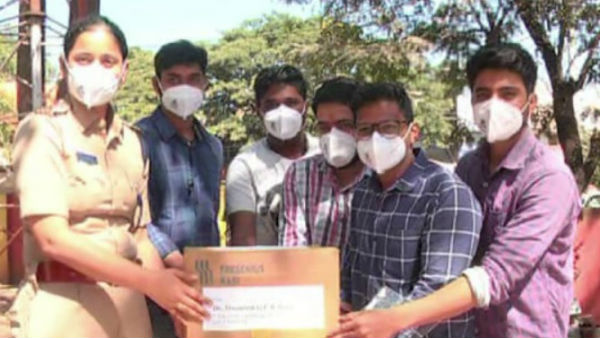 Dharwad: Doctor Mayuresh Distributing Free Mask To People Dharwad: Doctor Mayuresh Distributing Free Mask To People
