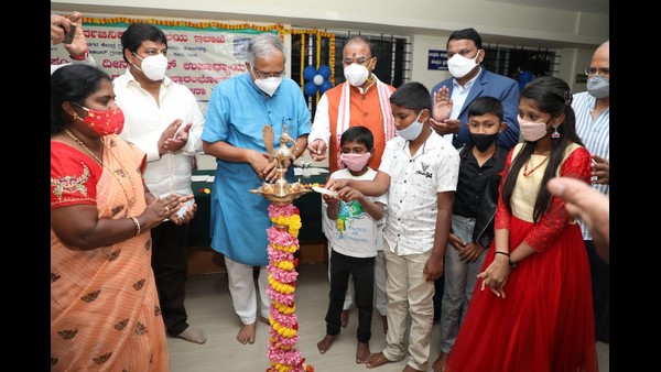 ಲಕ್ಷಕ್ಕೂ ಮೀರಿದ ಪುಸ್ತಕಗಳು