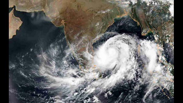 ಹತ್ತು ಮೀಟರ್ ಎತ್ತರಕ್ಕೆ ಅಲೆಗಳು