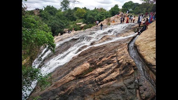 ಗಾಳಿ ತೆಗೆಯುತ್ತಿದ್ದ ಪೊಲೀಸರು