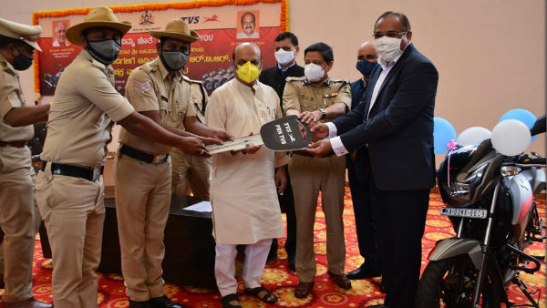 Covid19: TVS Apache RTR 160 motorcycles to the Bengaluru Police personnel Covid19: TVS Apache RTR 160 motorcycles to the Bengaluru Police personnel