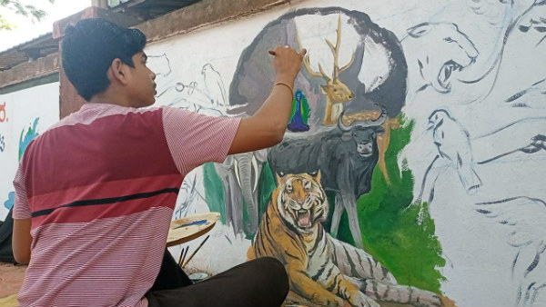 ಬಣ್ಣ ಬಣ್ಣದ ಚಿತ್ತಾರಗಳ ಮೂಲಕ ಅಂದಗೊಳಿಸಿದೆ