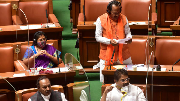 ವಿಧಾನಸೌಧದ ಆವರಣದಲ್ಲಿ ಗೋ ಪೂಜೆ