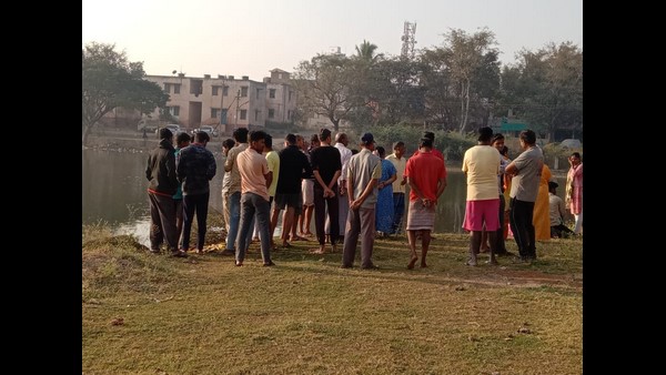 Man jumped into A Lake in Hubli in front of his wife was found dead Man jumped into A Lake in Hubli in front of his wife was found dead