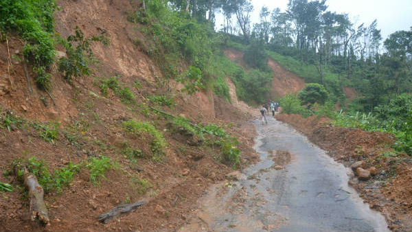ಅವೈಜ್ಞಾನಿಕ ನಿರ್ಮಾಣದಿಂದ ಬೆಟ್ಟ ದುರ್ಬಲ