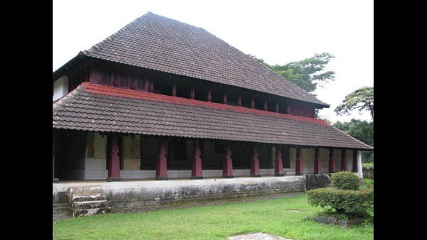 ದೊಡ್ಡವೀರರಾಜೇಂದ್ರ ನಿರ್ಮಿಸಿದ ಅರಮನೆ