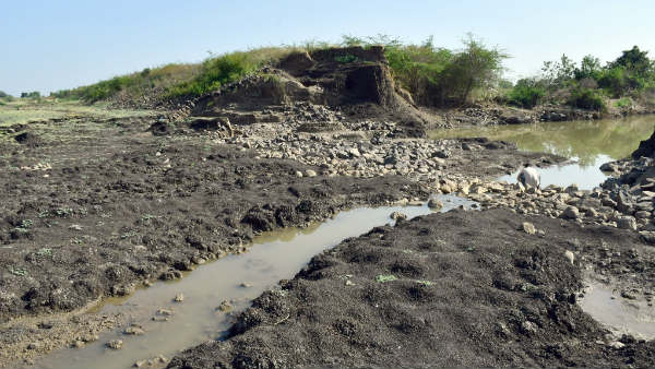 ಕೆರೆ ಏರಿ ಒಡೆದ ಪ್ರದೇಶ