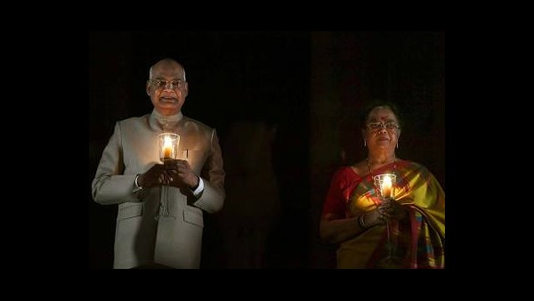 ಮನೆಯಿಂದ ಹೊರಗೆ ಬಂದು ಲೈಟ್, ದೀಪ ಟಾರ್ಚ್ ಅನ್ನು ಬೆಳಗಿಸಿ 