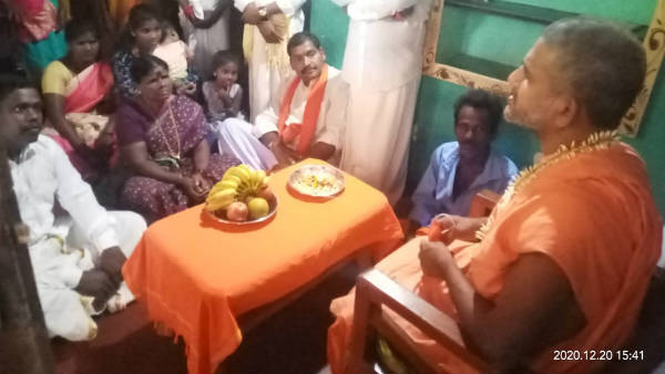 ಕುಶಲೋಪರಿ ನಡೆಸಿದ ಸ್ವಾಮೀಜಿ