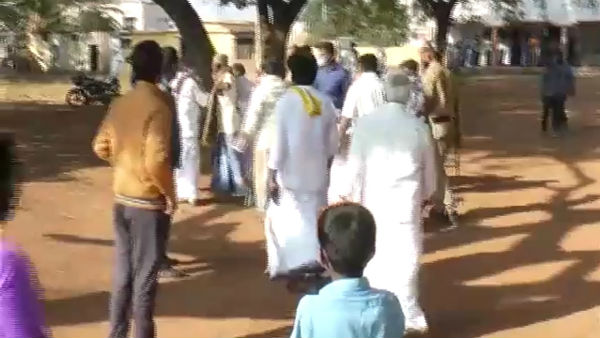 Davanagere: An Altercation Between Two Factions Near The Hadadi Election Booth