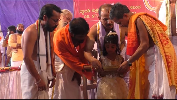 ಹನ್ನೆರಡು ರಾಶಿಯ ಮಂಡಲದಲ್ಲಿ ಆ ತಟ್ಟೆಯನ್ನು ಇಡಲು ಬಾಲಕಿ ಇಡುತ್ತಾಳೆ ಹನ್ನೆರಡು ರಾಶಿಯ ಮಂಡಲದಲ್ಲಿ ಆ ತಟ್ಟೆಯನ್ನು ಇಡಲು ಬಾಲಕಿ ಇಡುತ್ತಾಳೆ