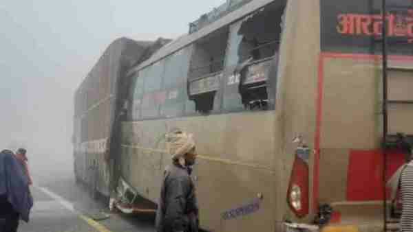 Road Accident In Agra-Lucknow Expressway: 8 Vehicles Collide due to dense fog, 3 dead Road Accident In Agra-Lucknow Expressway: 8 Vehicles Collide due to dense fog, 3 dead