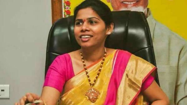 ದಾಖಲೆಗಳಿಗೆ ಸಹಿ ಹಾಕಿಸಿ ಬಿಟ್ಟರು ದಾಖಲೆಗಳಿಗೆ ಸಹಿ ಹಾಕಿಸಿ ಬಿಟ್ಟರು