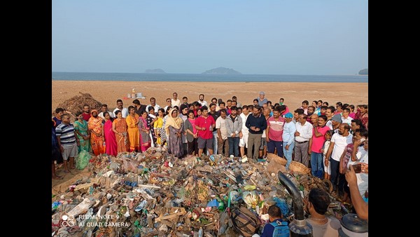 Karwar: Actor Arun Sagar Collected Garbage At Karwar Beach