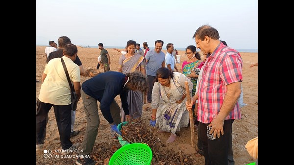 Karwar: Actor Arun Sagar Collected Garbage At Karwar Beach