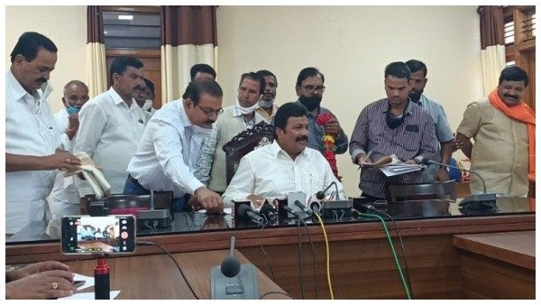 ಪಾಟೀಲ್ ಅವರಿಂದ ಹಿಂದೆಯೂ ರೈತರ ಬಗ್ಗೆ ಇದೇ ರೀತಿಯ ಕ್ಷುಲ್ಲಕ ಹೇಳಿಕೆ ಪಾಟೀಲ್ ಅವರಿಂದ ಹಿಂದೆಯೂ ರೈತರ ಬಗ್ಗೆ ಇದೇ ರೀತಿಯ ಕ್ಷುಲ್ಲಕ ಹೇಳಿಕೆ