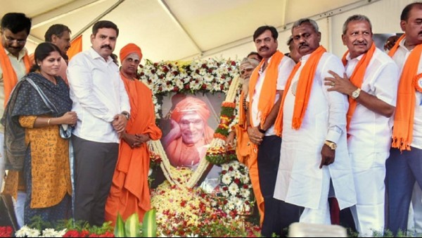 ಲಿಂಗಾಯಿತ ಸಮುದಾಯದ ಪೀಠಾಧಿಪತಿಗಳನ್ನು ಆವಾಗಾವಾಗ ಭೇಟಿ ಲಿಂಗಾಯಿತ ಸಮುದಾಯದ ಪೀಠಾಧಿಪತಿಗಳನ್ನು ಆವಾಗಾವಾಗ ಭೇಟಿ