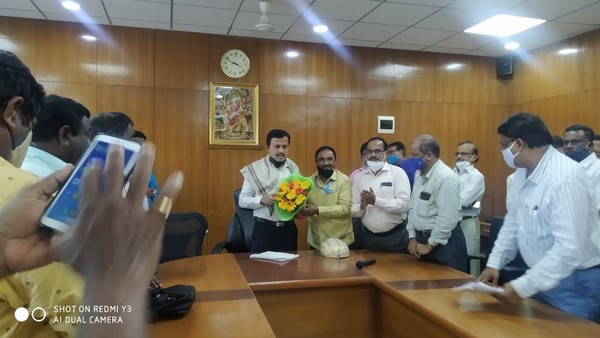 ನೌಕರರ ಬೇಡಿಕೆಗಳನ್ನು ಶೀಘ್ರದಲ್ಲೇ ಈಡೇರಿಸಿ ನೌಕರರ ಬೇಡಿಕೆಗಳನ್ನು ಶೀಘ್ರದಲ್ಲೇ ಈಡೇರಿಸಿ